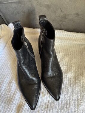 EVERLANE Ankle Booties Black Point Toe Side Zip Sz 7.5 Made in Italy